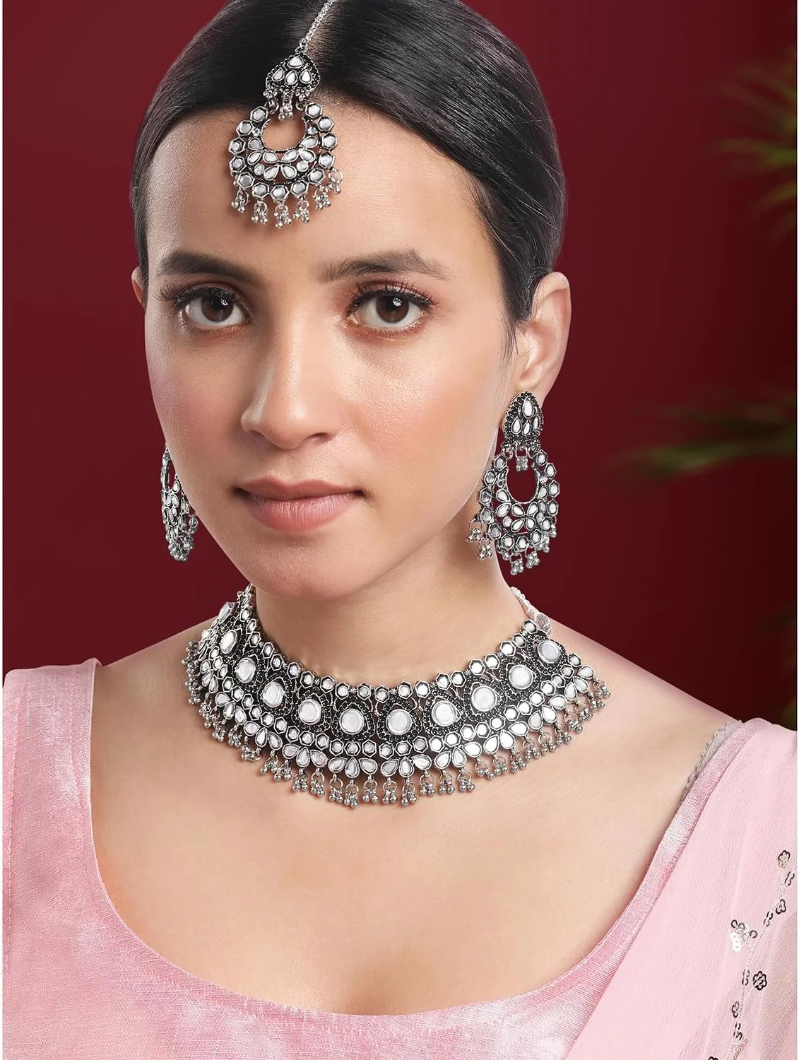 ست جواهرات زنانه شامل گردنبند چوکر نگیندار نقرهای رنگ، گوشوارههای آویز و مانگتیکا ست جواهرات زنانه شامل گردنبند چوکر نگیندار نقرهای رنگ، گوشوارههای آویز و مانگتیکا