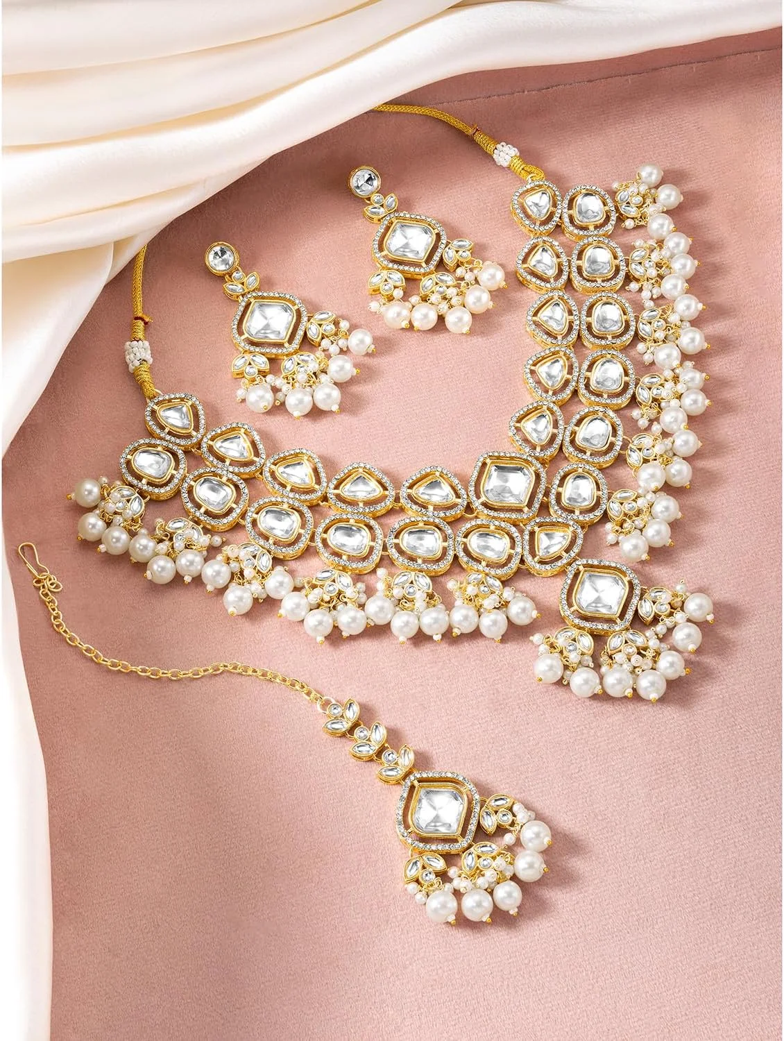 آهلی ست جواهرات زنانه شامل گردنبند نگیندار نقرهای با نگینهای سبز رنگ، گوشواره آویز و مانگتیکا آهلی ست جواهرات زنانه شامل گردنبند نگیندار نقرهای با نگینهای سبز رنگ، گوشواره آویز و مانگتیکا