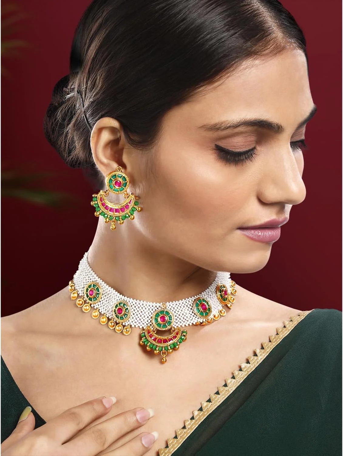 آهلی، ست جواهرات زنانه شامل گردنبند نگین‌دار، گوشواره آویز، سنگ‌های مصنوعی صورتی، سبز و مهره‌، با روکش طلایی و طراحی قومی