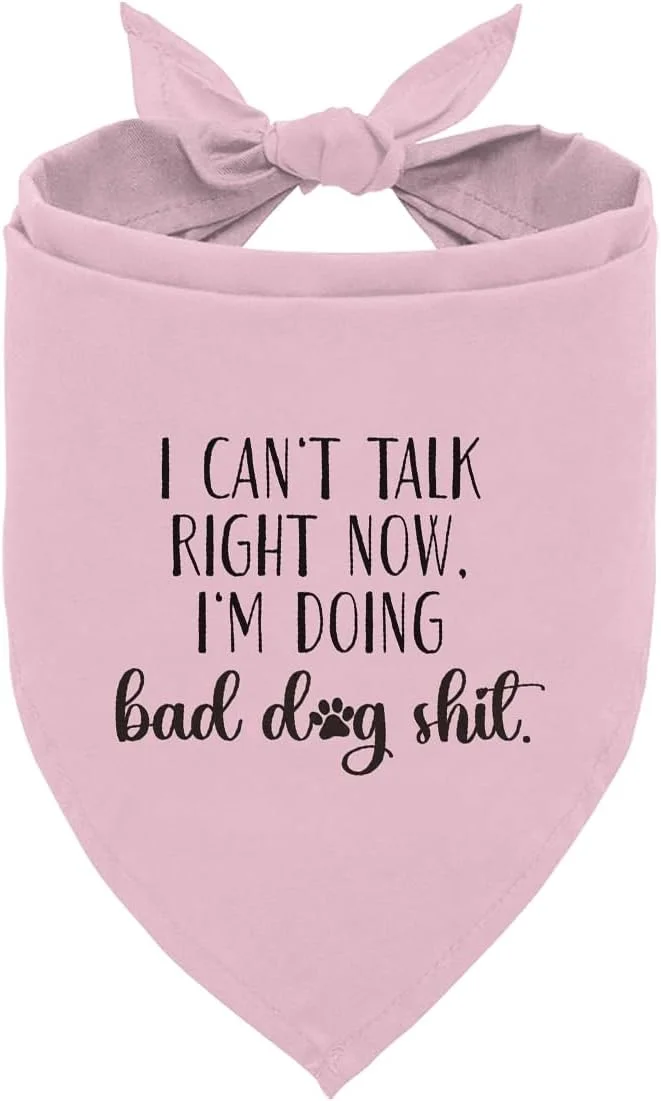 دستمال گردن سگ با طرح "الان نمیتونم حرف بزنم، دارم کارای بد سگی انجام میدم"، دستمال گردن سگ های بازیگوش، روسری مثلثی صورتی خنده دار برای حیوانات خانگی، هدیه تولد عالی برای دوستداران سگ