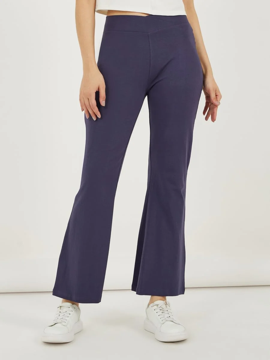 استایلی لگینگ زنانه ساده با کمر ضربدری و مدل فیت اند فلیر