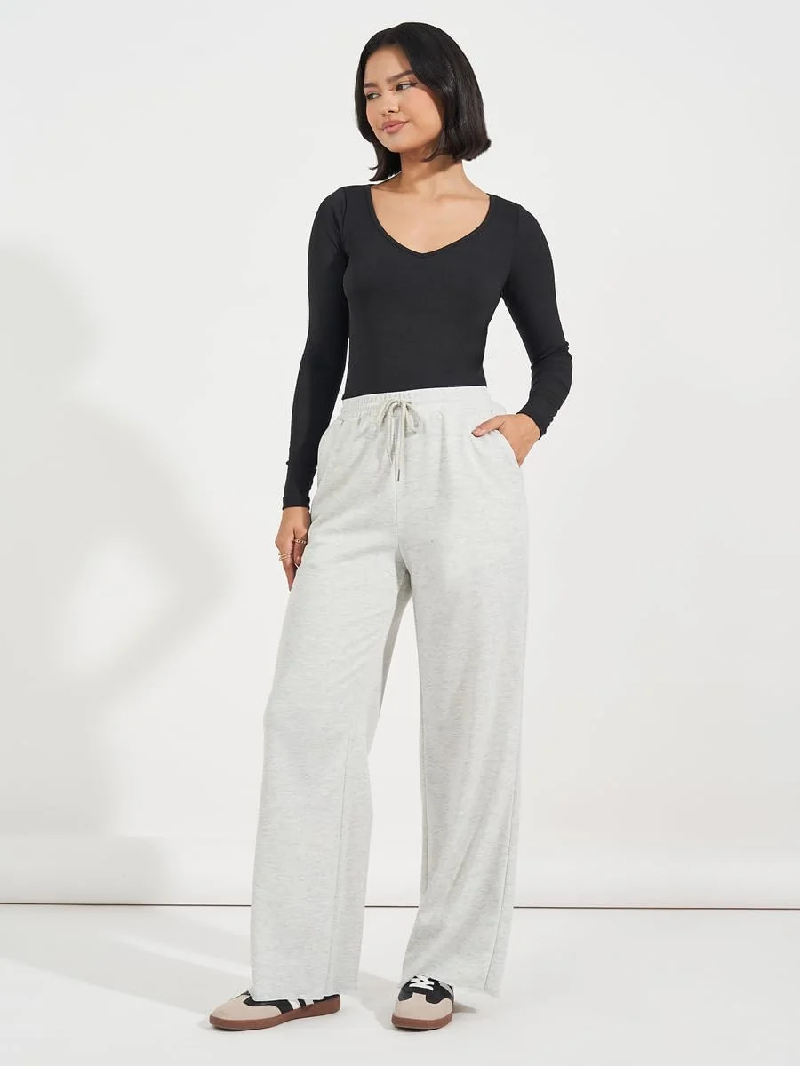 شلوار جاگر زنانه استایلی، مدل پاچه گشاد ساده با کمر بند دار شلوار جاگر زنانه استایلی، مدل پاچه گشاد ساده با کمر بند دار