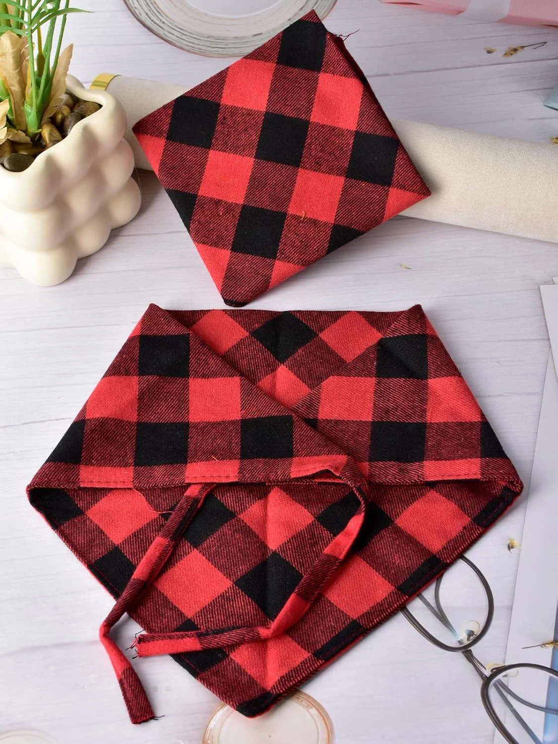 دو عدد دستمال گردن سگ و گربه طرح چهارخانه، هدیه ای برای سگ ها، گربه ها، توله سگ ها و حیوانات خانگی کوچک، متوسط و بزرگ (قرمز)