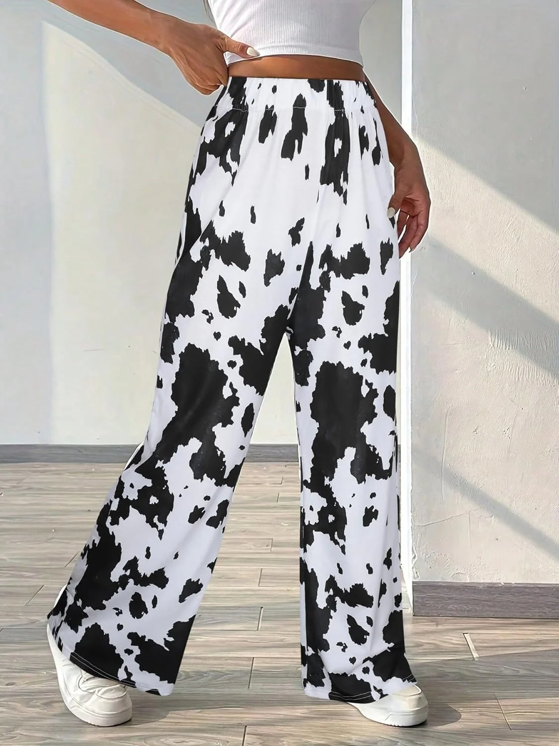 شلوار زنانه گشاد با پاچه های پهن، طرح گاوی شیک، مناسب استفاده روزمره و فعالیت های بیرون از خانه