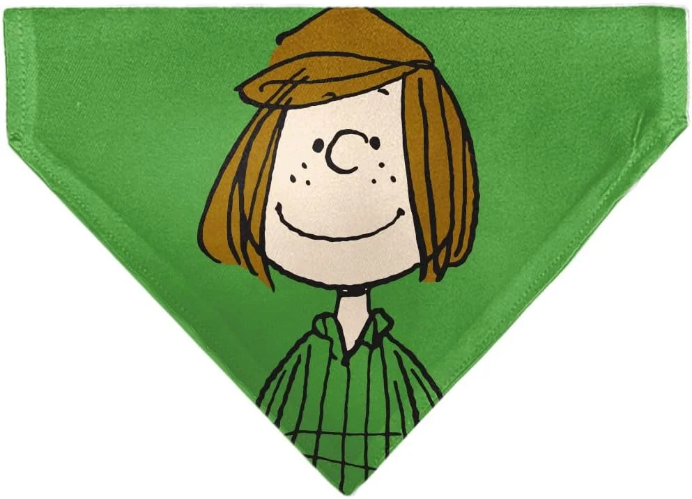 دستمال گردن سگ با طرح پپرمنت پتی در حال لبخند، زمینه سبز، مدل سُر خوردن روی قلاده