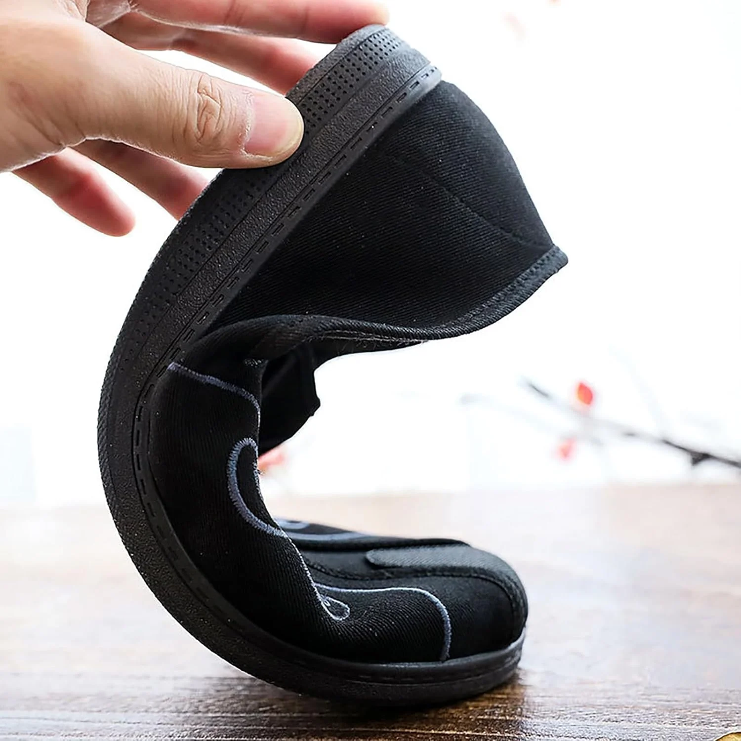 کفش تای چی مردانه، کفش پارچه ای پکن قدیمی، گلدوزی چینی، سبک چینی، کفش پارچه ای دهان گرد غیر رسمی، طراحی بدون بند، جذابیت سنتی، برای هنرهای رزمی، اوقات فراغت، فضای باز