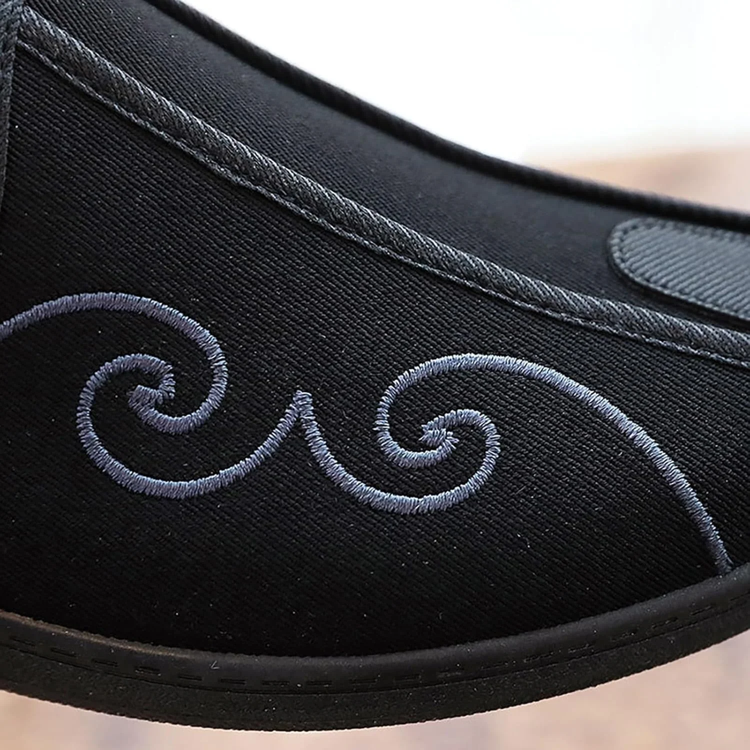 کفش تای چی مردانه، کفش پارچه ای پکن قدیمی، گلدوزی چینی، سبک چینی، کفش پارچه ای دهان گرد غیر رسمی، طراحی بدون بند، جذابیت سنتی، برای هنرهای رزمی، اوقات فراغت، فضای باز