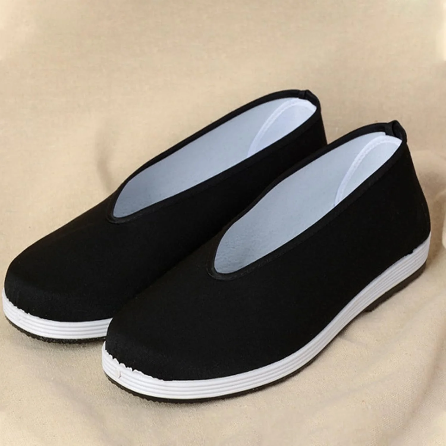 کفش پارچه ای، کفش کونگ فو، کفش تای چی، کفش پارچه ای پکن قدیمی، قابلیت تنفس عالی، جذابیت سنتی، برای هنرهای رزمی، تای چی، وینگ چون، ووشو، و همچنین می توان از آن به عنوان کفش خانگی استفاده کرد کفش پارچه ای، کفش کونگ فو، کفش تای چی، کفش پارچه ای پکن قدیمی، قابلیت تنفس عالی، جذابیت سنتی، برای هنرهای رزمی، تای چی، وینگ چون، ووشو، و همچنین می توان از آن به عنوان کفش خانگی استفاده کرد