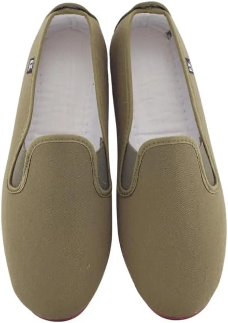 کفش کلاسیک کونگ فو برای تمام زندگی! سبک و راحت، ساخته شده از کرباس با زیره انعطاف پذیر و ضد لغزش. همچنین به عنوان کفش های کمپینگ یا دمپایی چینی شناخته می شود. ایده آل برای استفاده در تایچی یا کاراته و همچنین تمرین هنرهای رزمی، ورزش های داخل سالن، کمپینگ، رقص یا فقط برای استفاده در خانه. طیف گسترده ای از اندازه ها، حتی برای کوچکترین افراد در خانه. محصول با کیفیت ملی، ساخت اسپانیا با بهترین مواد.