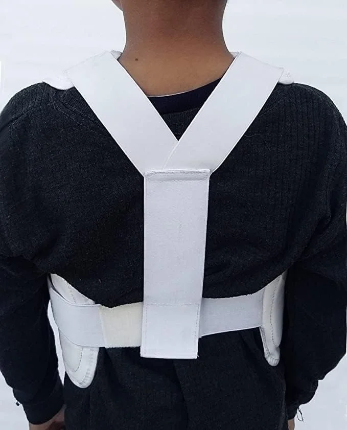 محافظ سینه کاراته Prospo، ساخته شده از چرم مصنوعی. رنگ: سفید