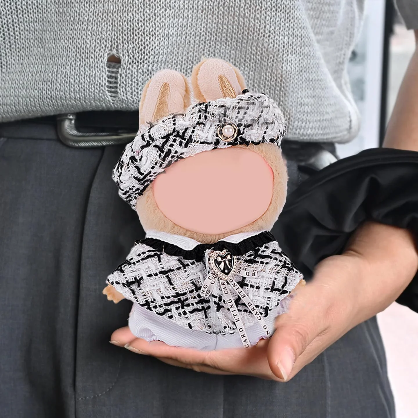 ست لباس ۱۷ سانتی متری، کلاه و لباس برای لوازم جانبی ۱۷ سانتی متری، لباس عروسک شیک و زیبا برای آراستن با استایلی منحصر به فرد - عروسک شامل نمی شود (سیاه سفید) ست لباس ۱۷ سانتی متری، کلاه و لباس برای لوازم جانبی ۱۷ سانتی متری، لباس عروسک شیک و زیبا برای آراستن با استایلی منحصر به فرد - عروسک شامل نمی شود (سیاه سفید)