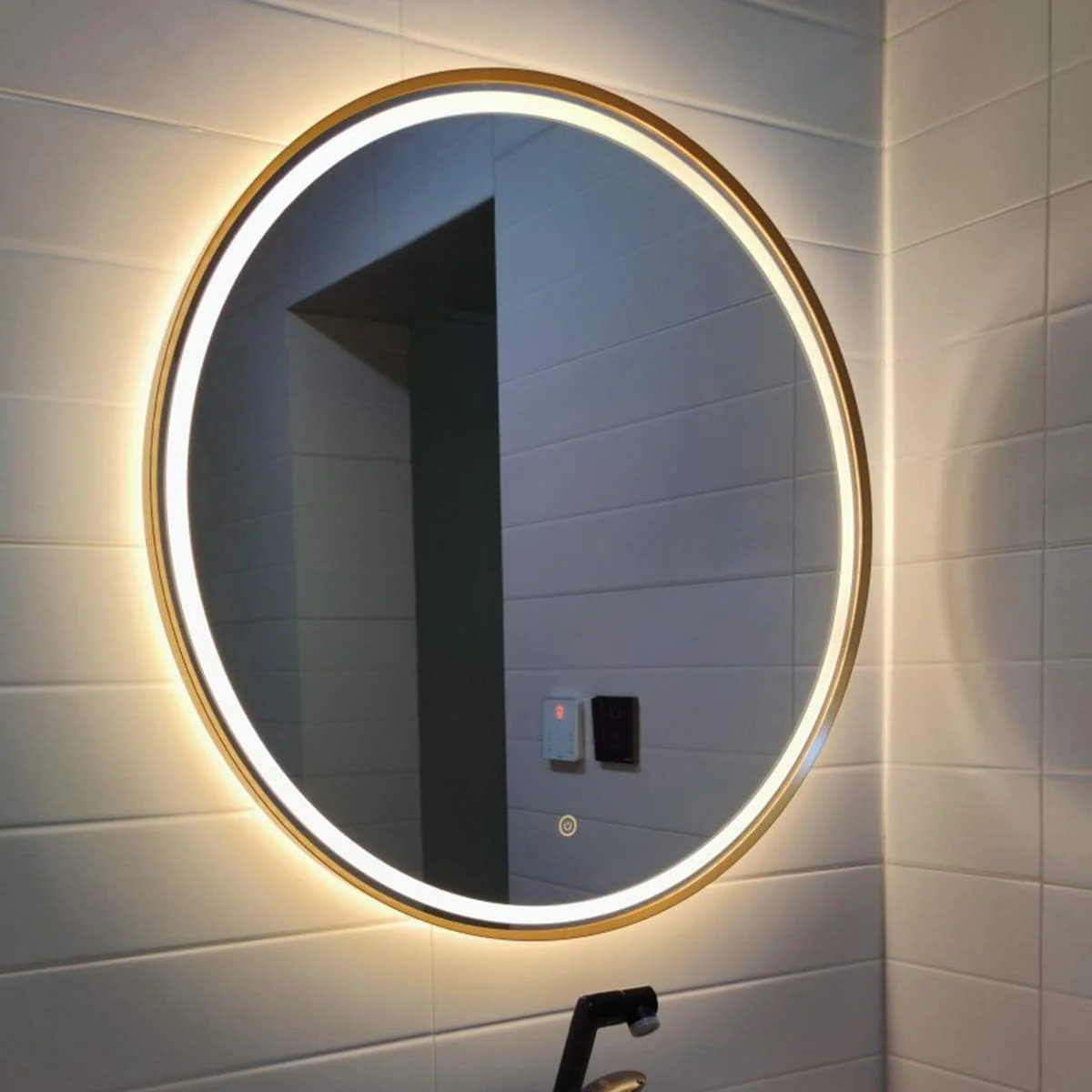 آینه دیواری گرد LED با نور پس زمینه، قاب آلومینیومی طلایی یا مشکی، آینه حمام LED روشن با حسگر لمسی، ایمنی IP54 ضد آب، طلایی-70CM/28 اینچ آینه دیواری گرد LED با نور پس زمینه، قاب آلومینیومی طلایی یا مشکی، آینه حمام LED روشن با حسگر لمسی، ایمنی IP54 ضد آب، طلایی-70CM/28 اینچ
