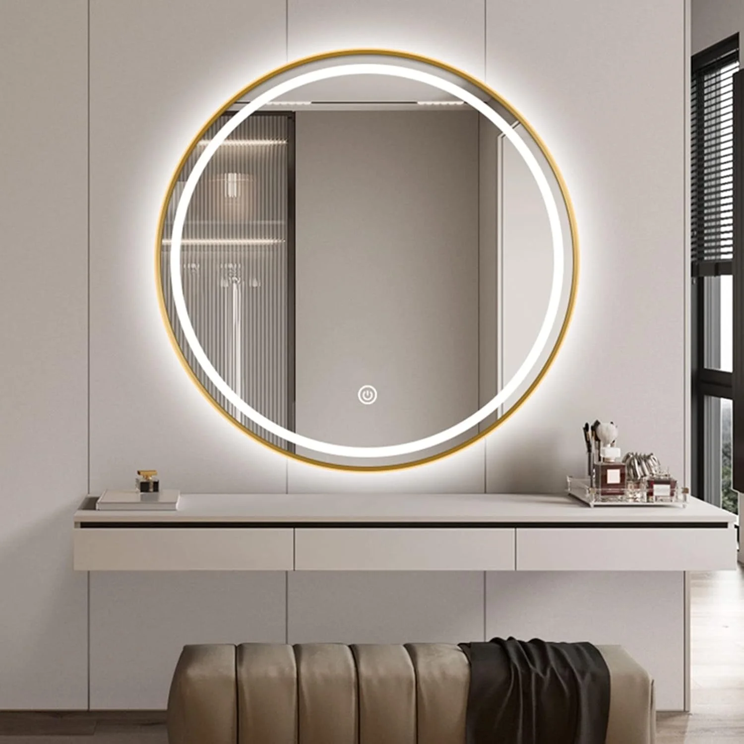 آینه آرایشی دیواری حمام با نور پس زمینه LED، دارای کلید لمسی، 3 رنگ نور قابل تنظیم، ضد بخار، قاب فلزی (رنگ: قاب طلایی گرد، اندازه: 700 میلی متر) (قاب طلایی گرد