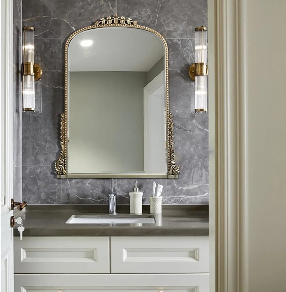 آینه دیواری تزئینی، آینه قوسی، آینه دکور دیوار، آینه حمام، آینه آرایش، آینه میز آرایش اتاق خواب، آینه دکور ورودی، آینه تزئین شده با قاب (رنگ: نقره ای، اندازه: 80 * 60 سانتی متر)