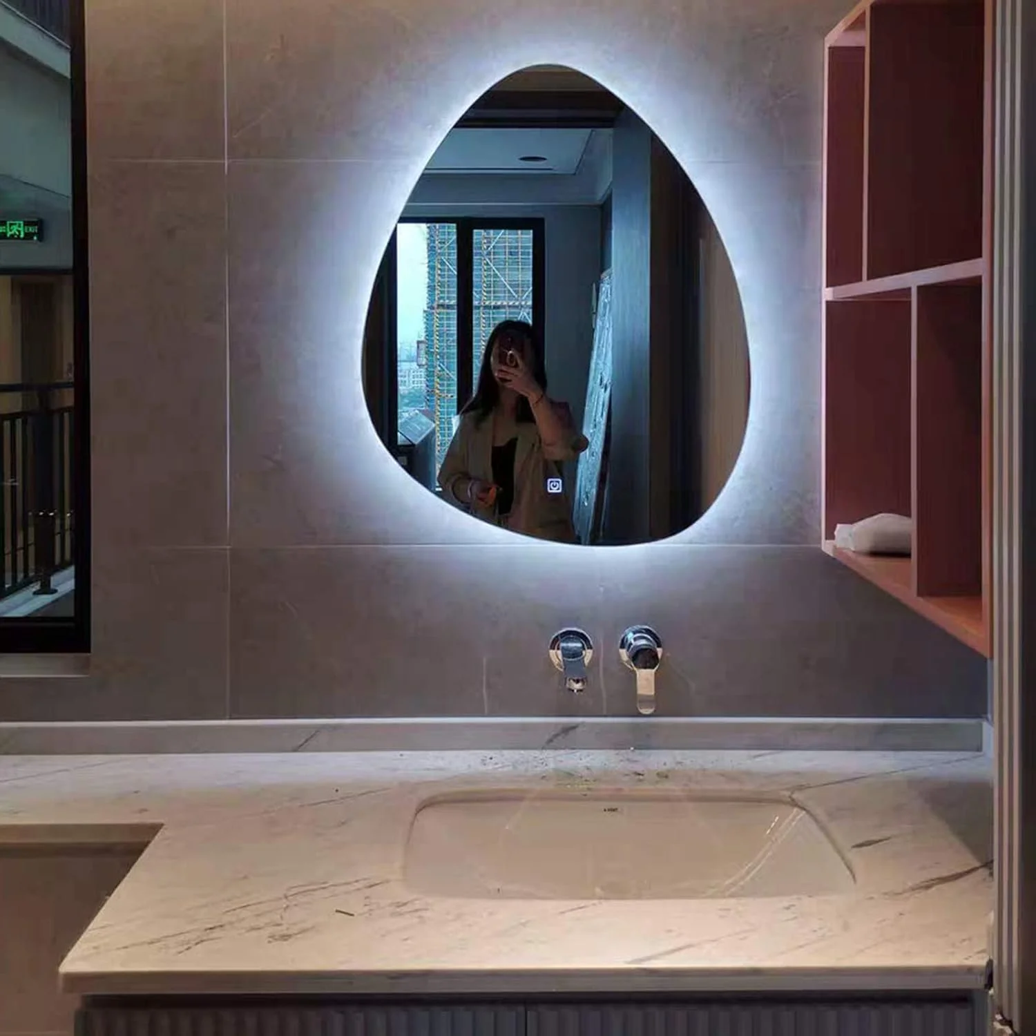 آینه دیواری نامنظم بدون قاب با نور LED، آینه حمام با نور پس زمینه LED سه رنگ و دیمر، آینه آرایش قطره آب نامتقارن، آینه روشویی، دکمه لمسی هوشمند