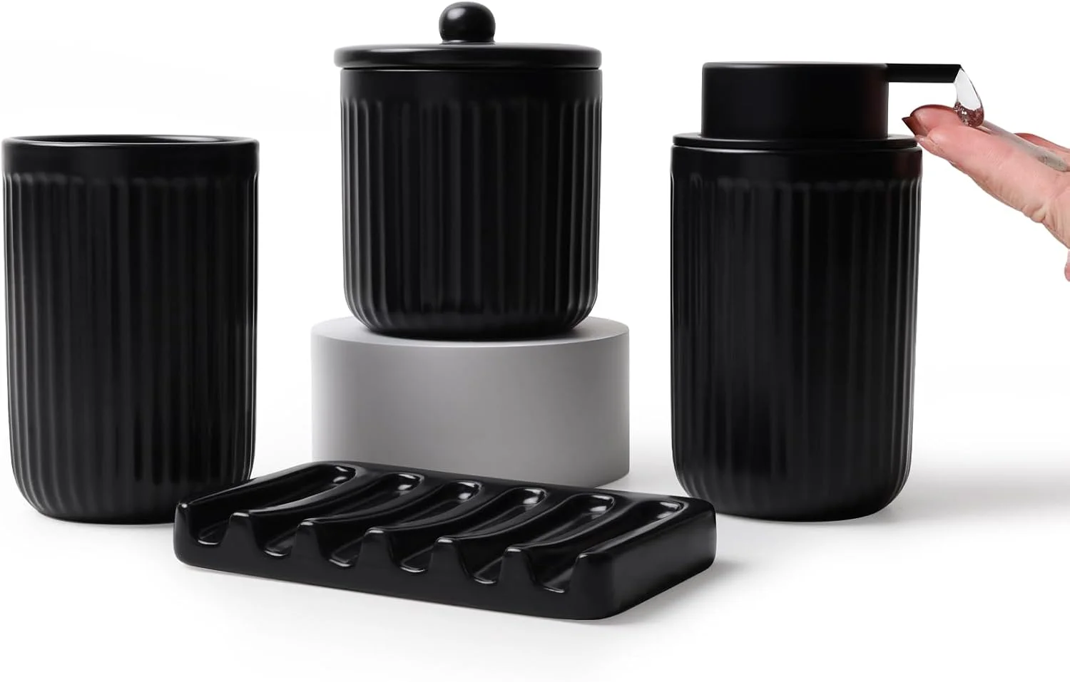 ست لوازم حمام سرامیکی مشکی 4 تکه شامل جا مایع دستشویی 350 میلی لیتری، لیوان مسواک، جا صابونی، ظرف گوش پاک کن، دکوری شیک حمام