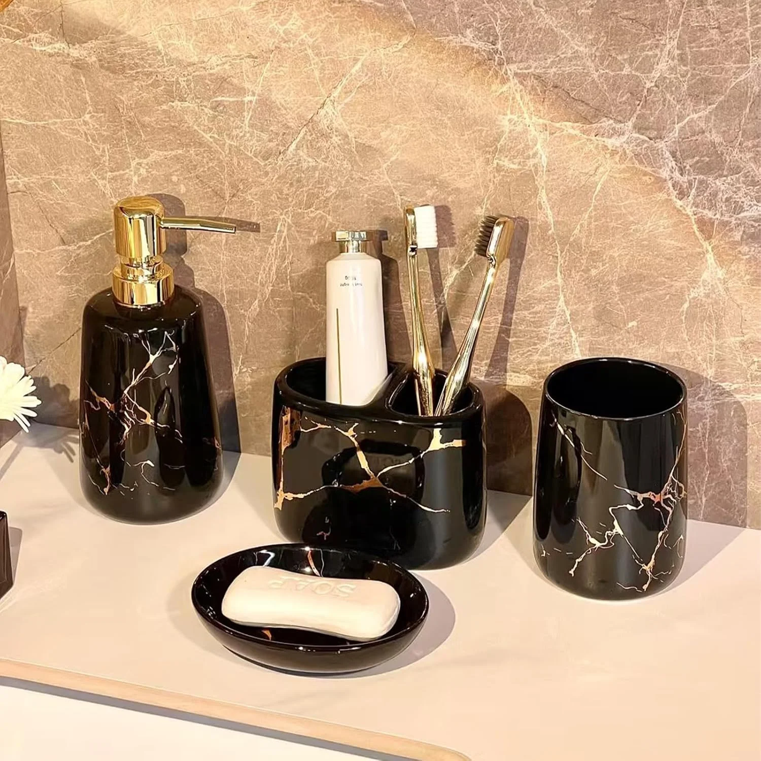 ست لوازم جانبی حمام 4 تکه، جا مایع دستشویی سرامیکی، جا صابونی، جا مسواکی و لیوان مسواک برای تزئین مدرن سینک روشویی حمام، نوارهای حاشیه طلایی (مشکی)