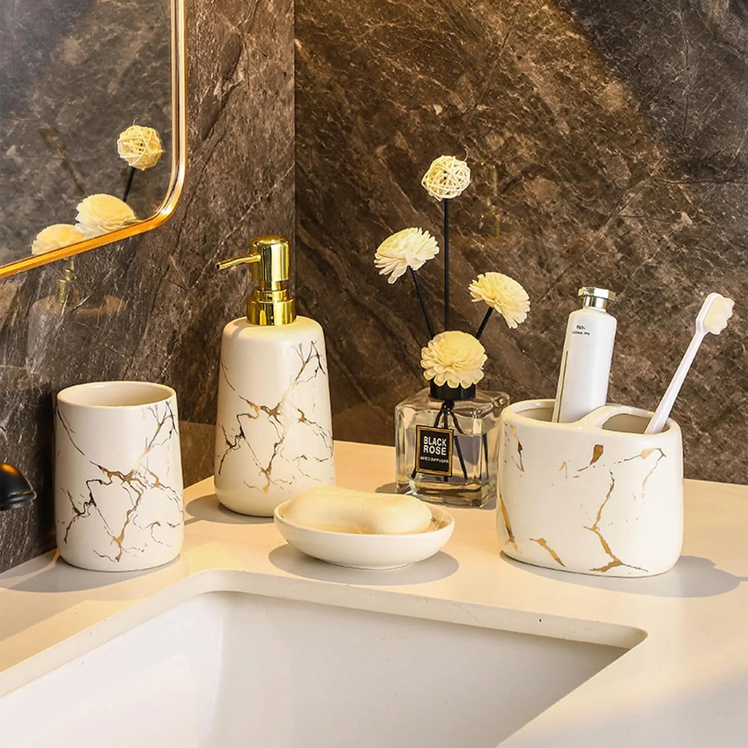ست لوازم جانبی حمام 4 تکه، جا مایع دستشویی سرامیکی، جا صابونی، جا مسواکی و لیوان مسواک برای تزئین مدرن سینک روشویی حمام، نوارهای حاشیه طلایی (مشکی)