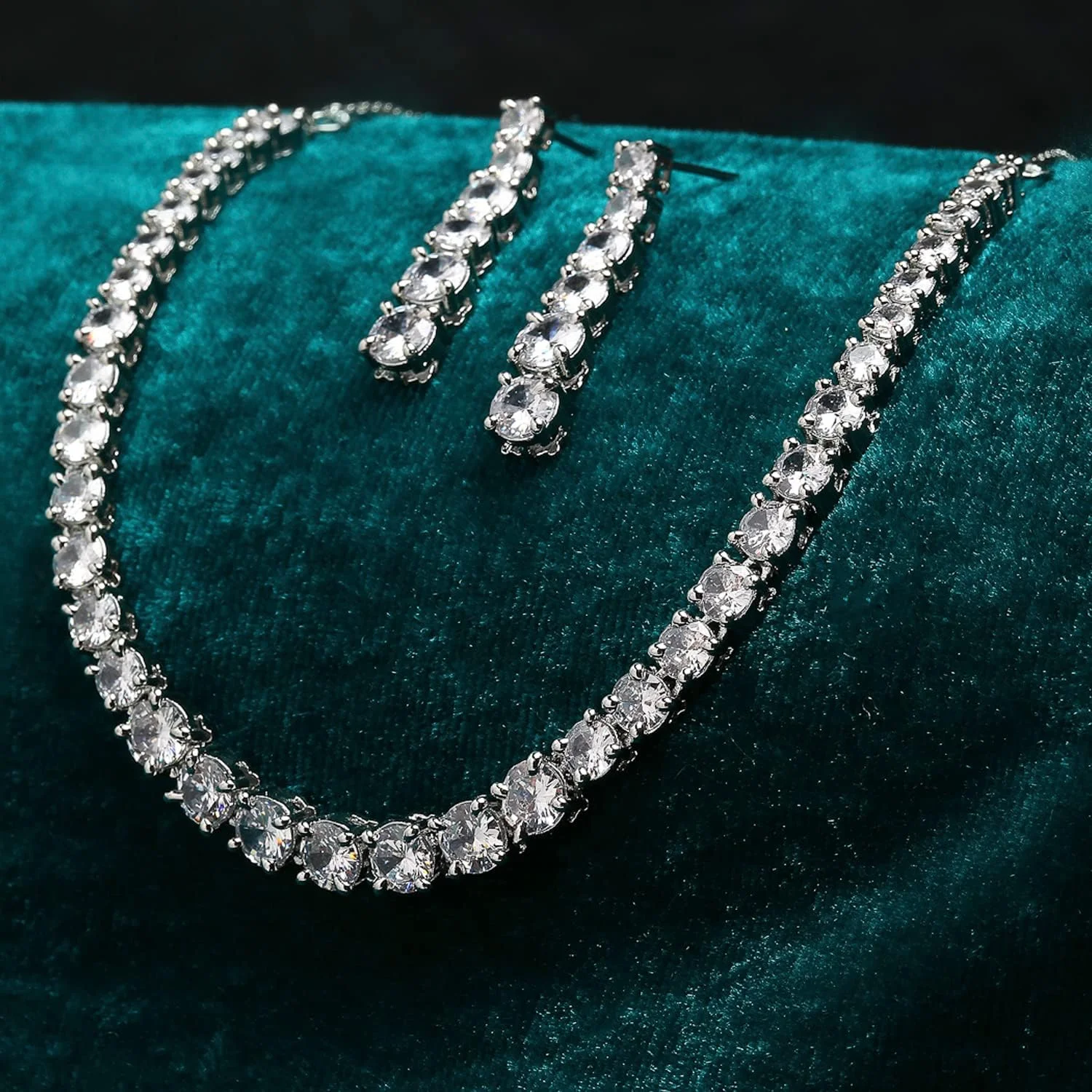 ست جواهرات زنانه Zeneme، گردنبند دایرهای دستساز با روکش طلای رزگلد و نگینهای درخشان ست جواهرات زنانه Zeneme، گردنبند دایرهای دستساز با روکش طلای رزگلد و نگینهای درخشان