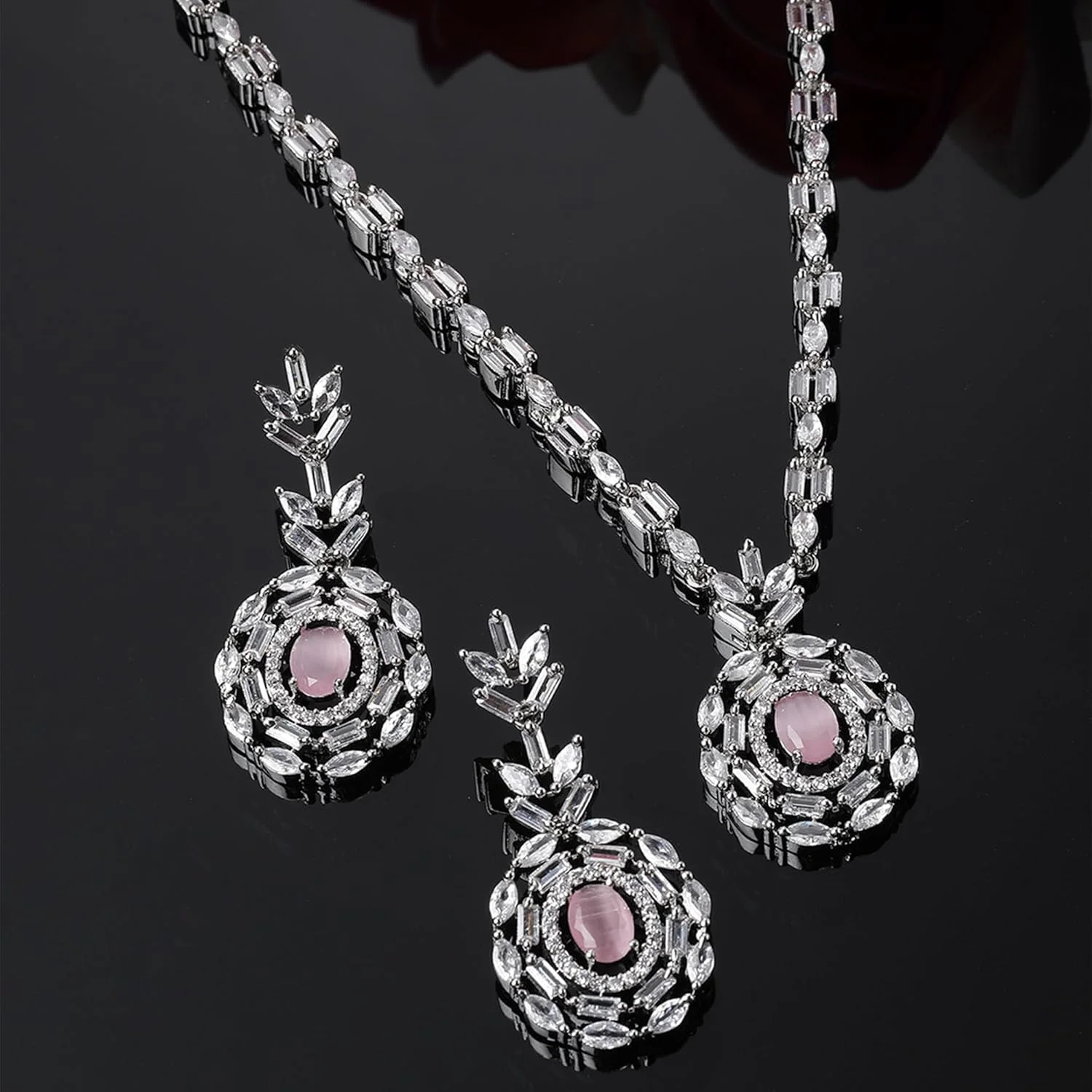 ست گردنبند و گوشواره زنانه طرح مربع و دایره نقره ای با روکش رودیوم و نگین های اتمی ست گردنبند و گوشواره زنانه طرح مربع و دایره نقره ای با روکش رودیوم و نگین های اتمی