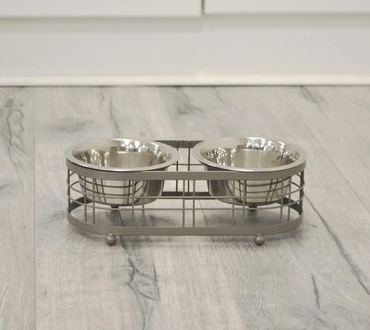 ظرف غذای دوتایی مرتفع بارکلی اند ایوانز، کاسه های استیل ضد زنگ جداشدنی روی پایه فلزی، ایستگاه تغذیه مرتفع برای سگ های کوچک، توله سگ ها، گربه ها و بچه گربه ها. شامپاین. 1 پینت. 16 اونس مایع