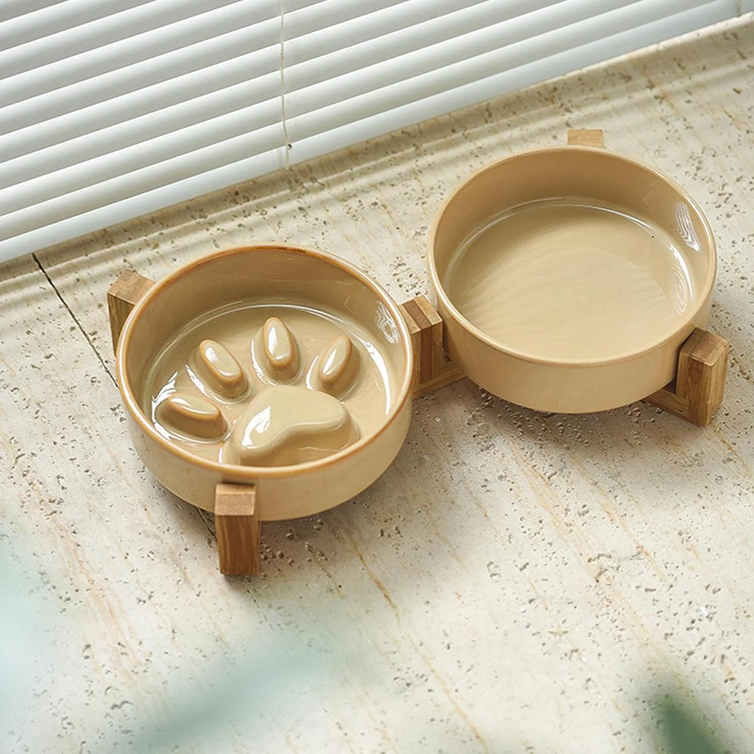 ظرف غذای سگ با قابلیت تغذیه آهسته | ظروف سرامیکی ضد لغزش طرح پنجه سگ به همراه پایه، لوازم غذاخوری و آبخوری مناسب برای استفاده در منزل، فضای باز، حیاط، باغ و کمپینگ
