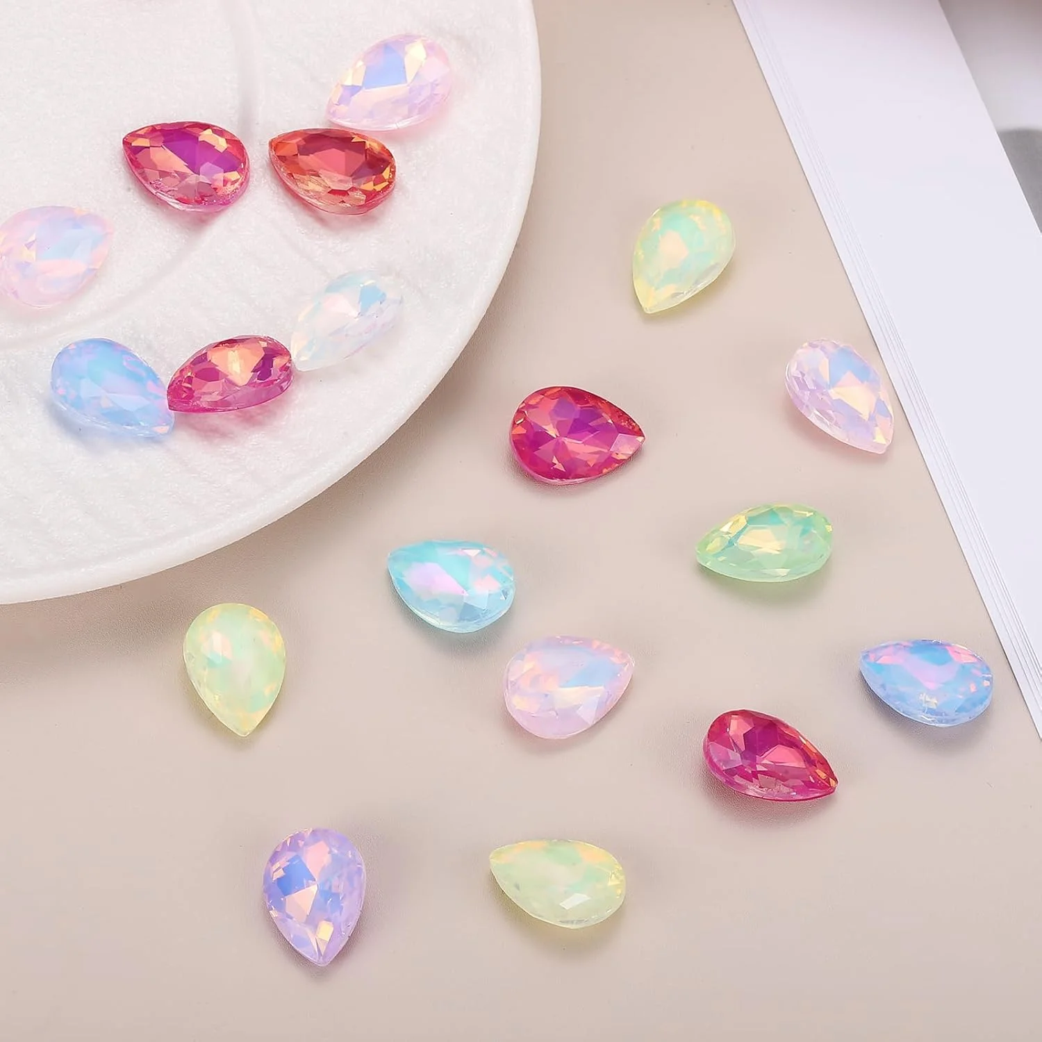 نگین اشکی 18x13 میلی‌متری برای ساخت جواهرات و کارهای دستی، مناسب برای ناخن، نگین‌های پشت‌تیز، سنگ‌های کریستالی برای صنایع دستی، ساخت جواهرات، طراحی ناخن و تزیین کفش، رنگارنگ، 112 عدد