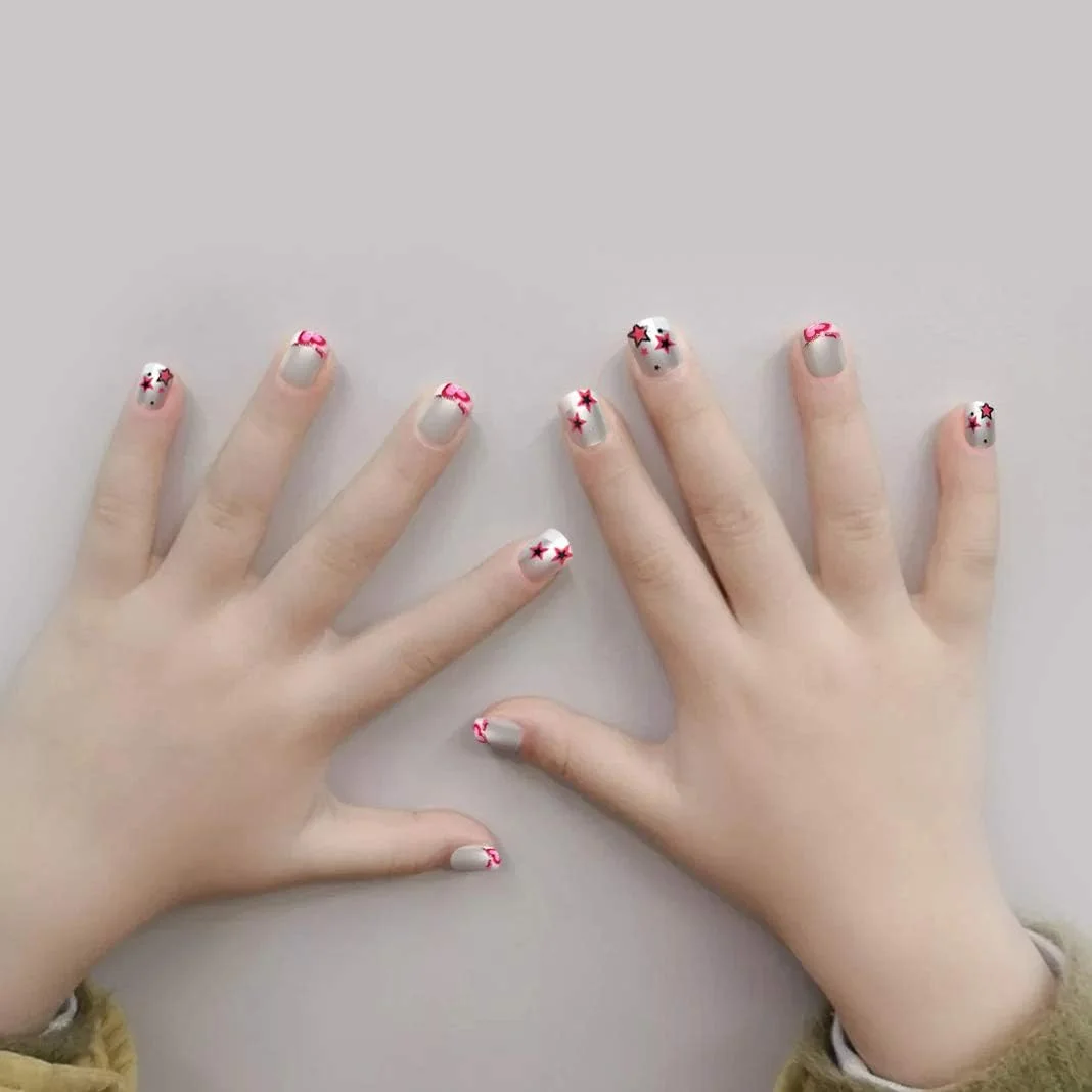 ست ناخن مصنوعی چسبی 120 عددی کودکان با طرح فرانسوی، 5 بسته، پوشش کامل، کوتاه، طرح گل، هدیه ای دوست داشتنی برای دختران کوچک، مناسب برای طراحی ناخن
