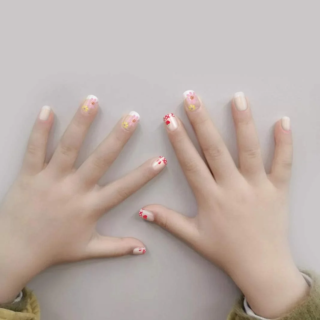 ست ناخن مصنوعی چسبی 120 عددی کودکان با طرح فرانسوی، 5 بسته، پوشش کامل، کوتاه، طرح گل، هدیه ای دوست داشتنی برای دختران کوچک، مناسب برای طراحی ناخن