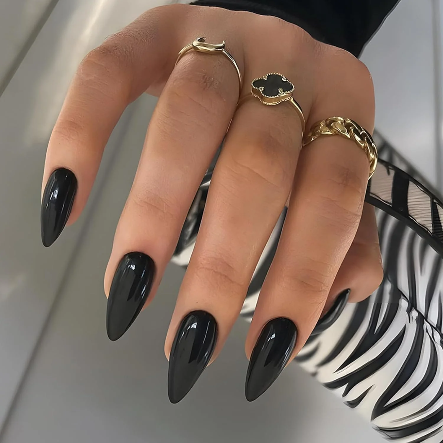 ۲۴ عدد ناخن مصنوعی مشکی، ناخن های چسبی بادامی یکدست، ناخن اکریلیک متوسط پوشش کامل برای زنان و دختران، طراحی آسان ناخن در خانه