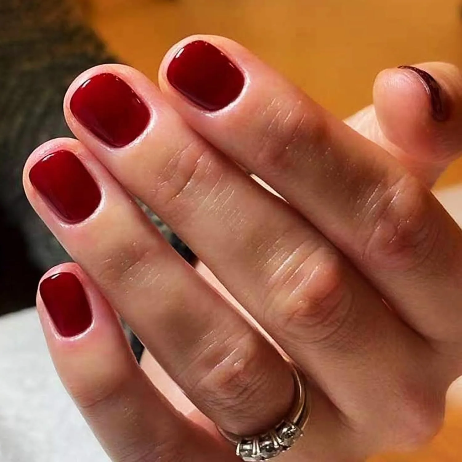 ناخن مصنوعی کوتاه مربعی، 24 عدد ناخن مصنوعی رنگ ثابت، ناخن های اکریلیک چسبی پوشش کامل برای زنان و دختران، طرح آتش روی لب های قرمز