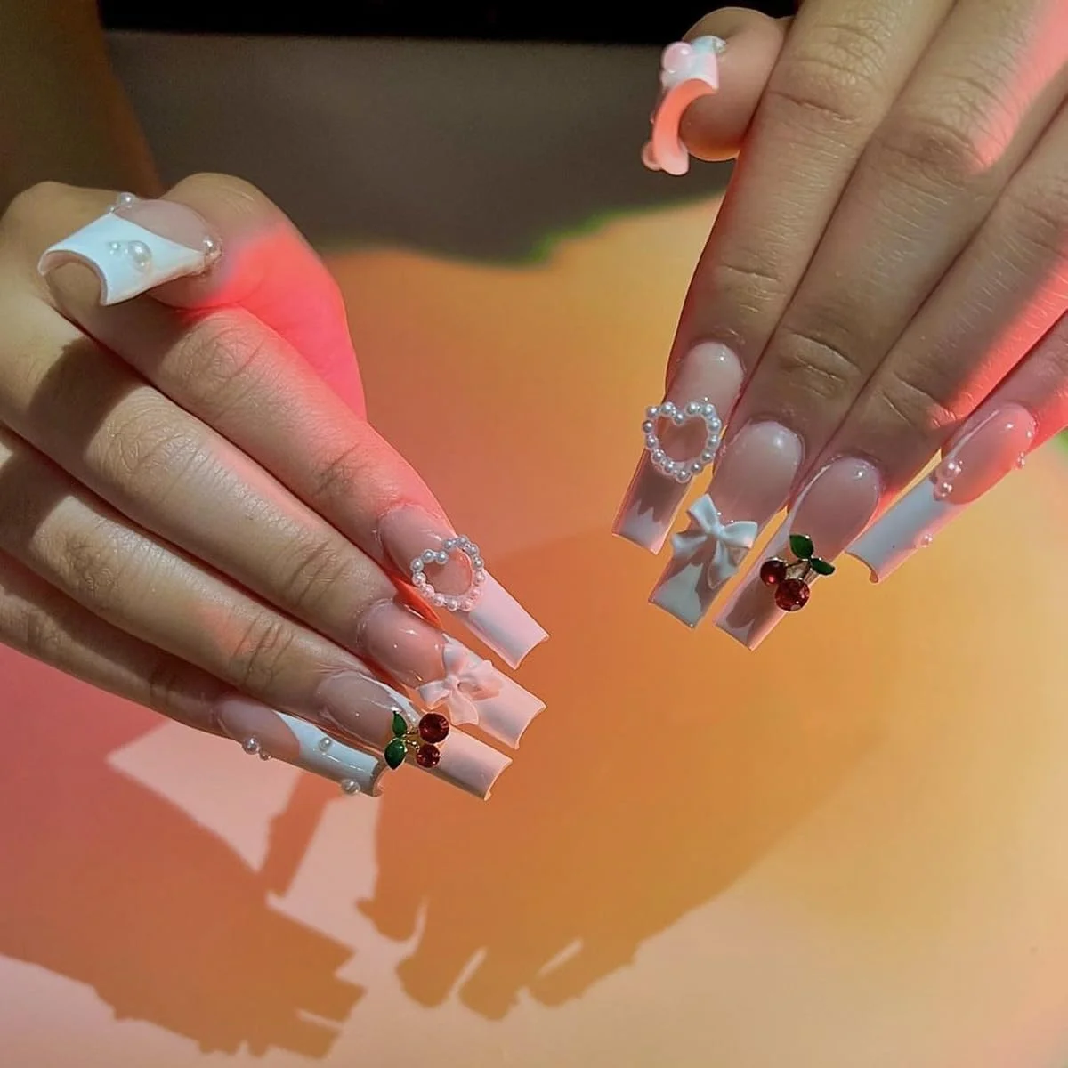 ناخن مصنوعی طرح گیلاس، ناخن مصنوعی بلند مربعی با نوک فرانسوی، طراحی مروارید و پاپیون گیلاس الماسی، استفاده آسان، برای زنان و دختران (24 عدد) ناخن مصنوعی طرح گیلاس، ناخن مصنوعی بلند مربعی با نوک فرانسوی، طراحی مروارید و پاپیون گیلاس الماسی، استفاده آسان، برای زنان و دختران (24 عدد)