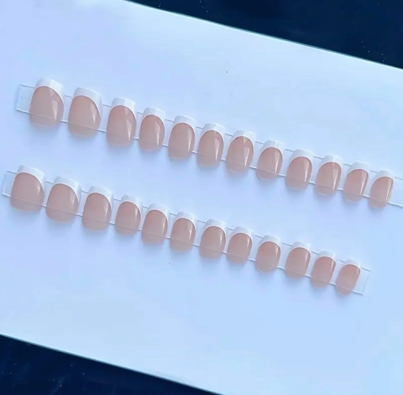 ناخن های مصنوعی شیک - ناخن های اکریلیک با کیفیت عالی با روکش براق | ماندگاری طولانی و استفاده آسان | ظاهری حرفه ای در خانه یا سالن (فرنچ، صورتی)