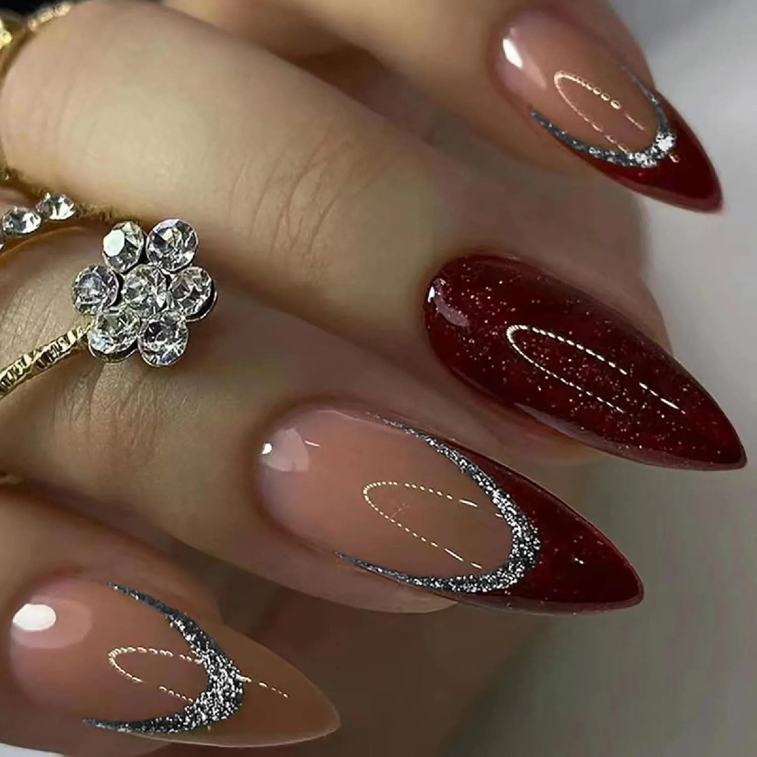 ۲۴ عدد ناخن مصنوعی بادامی بلند متوسط فرانسوی قرمز اکلیلی با طرح، چسب براق قابل جابجایی، ست با برچسب. ناخن های فشاری پوشش کامل براق برای خانم ها