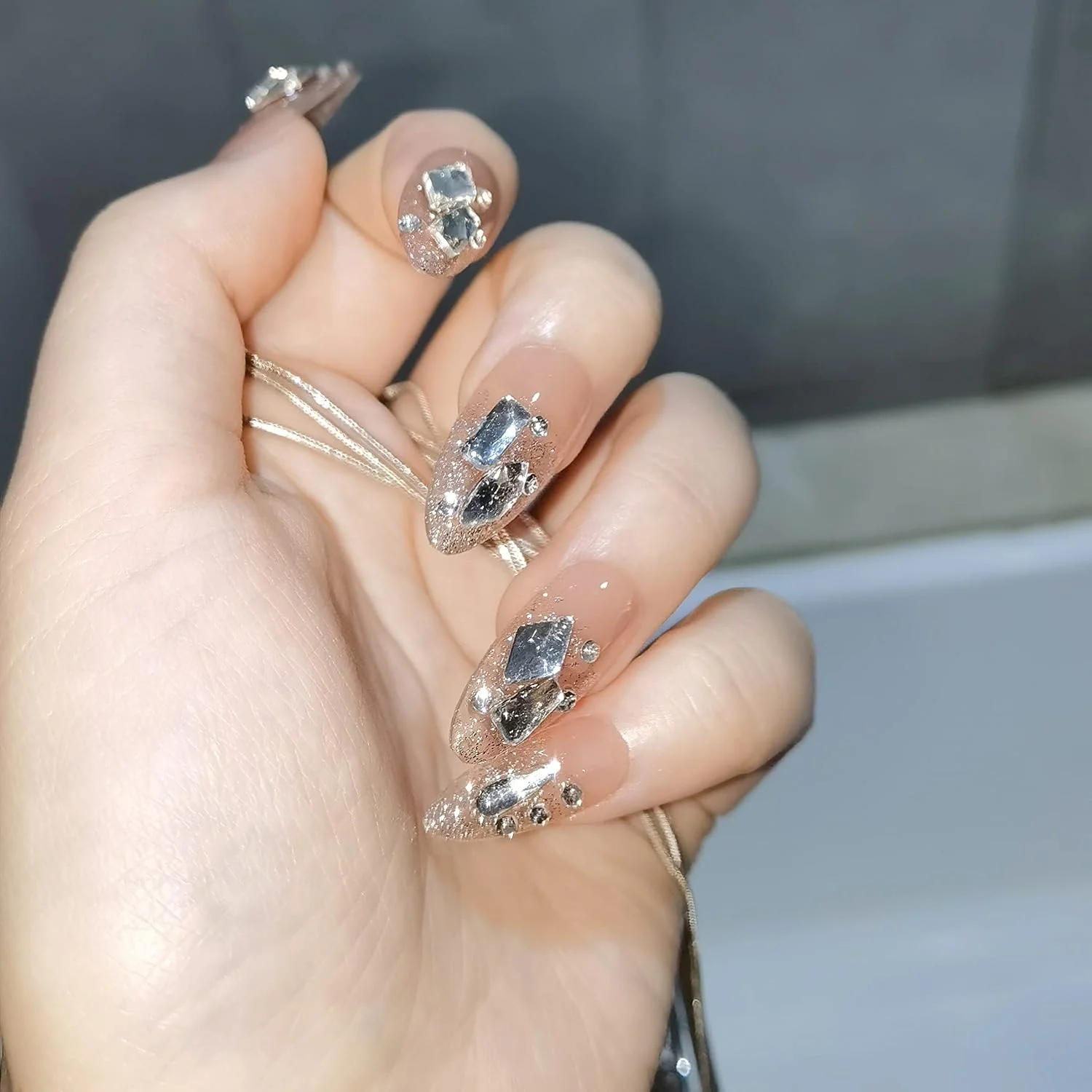 ۹۶ عدد ناخن مصنوعی ابریشمی، گردنبند و ناخن چسبی، طول متوسط همراه با چسب ژله ای، گردنبند شیک رایگان