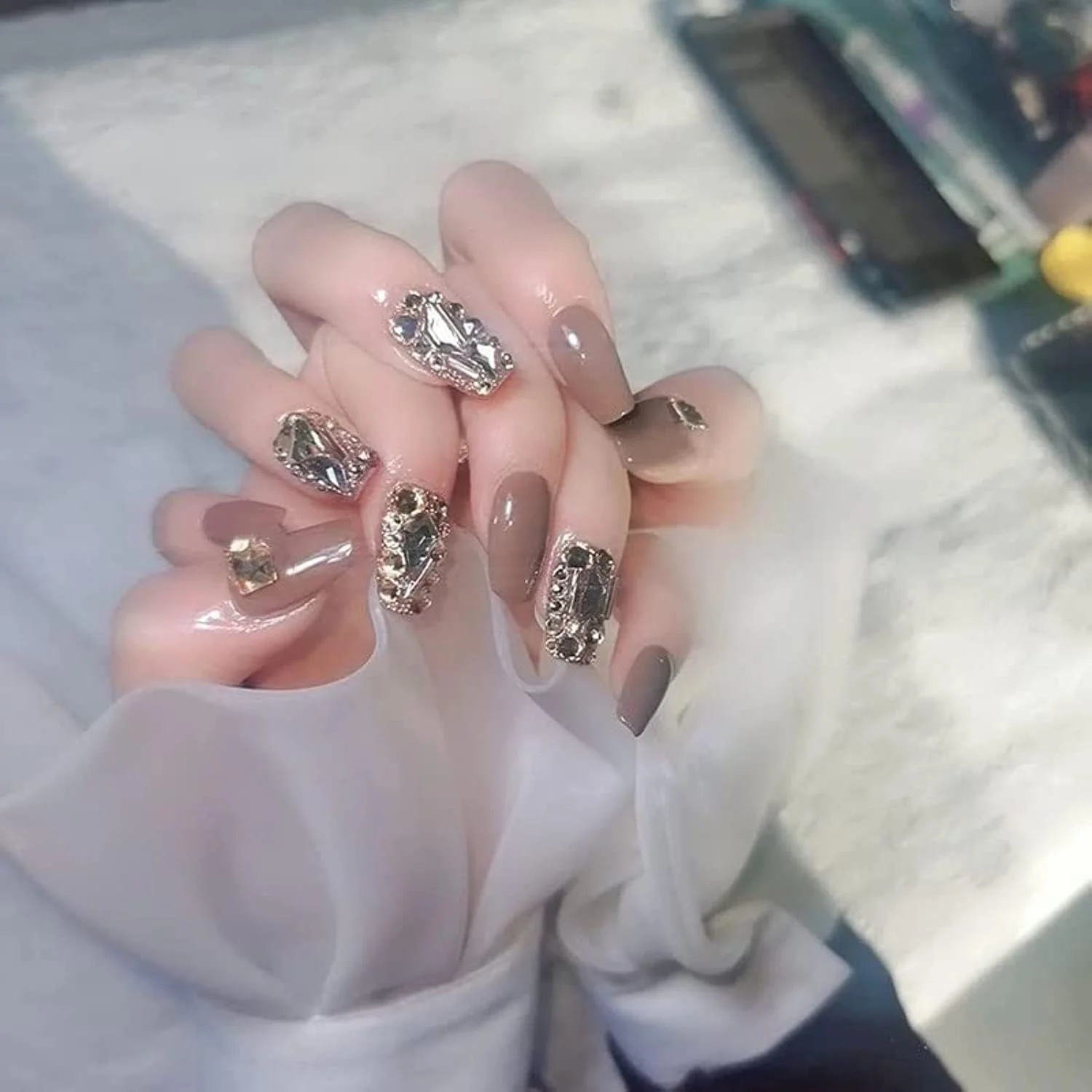 ناخن مصنوعی نگین دار براق، 24 عدد ناخن مصنوعی با طول متوسط به همراه چسب ژله ای، طراحی شیک و پوشش کامل (یخی موکا)