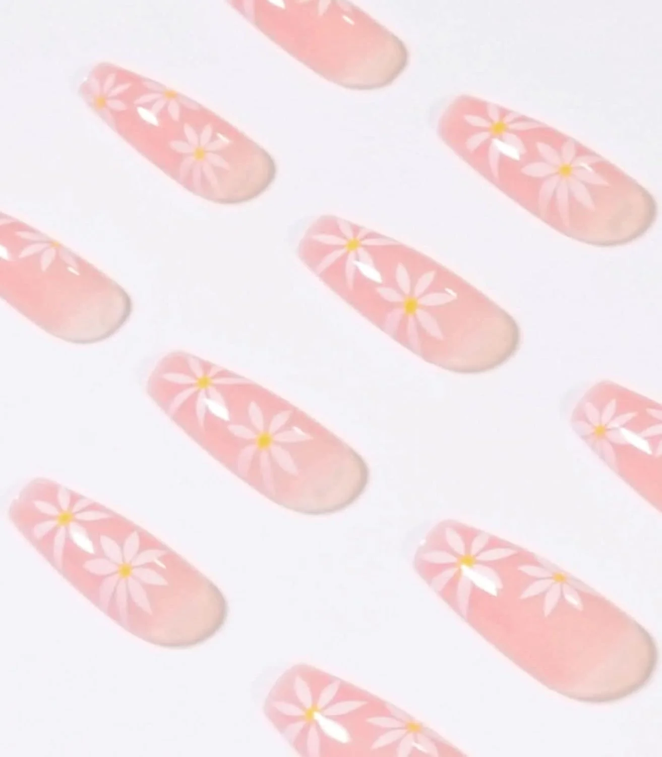 ناخن مصنوعی نوک تیز تابوتی، رنگ خنثی با تزئین گل سفید