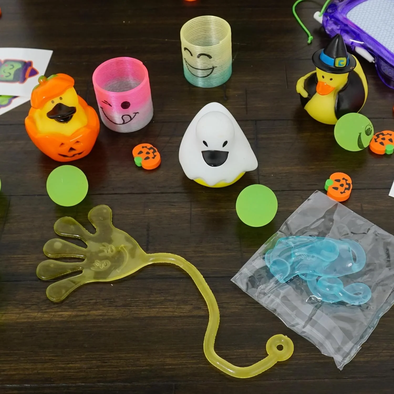 اردک های لاستیکی هالووین طرح دار - بسته 24 عددی، 6 طرح مختلف، 2.5 اینچی، مناسب برای مهمانی هالووین کودکان، پر کردن کیسه هدیه، اسباب بازی برای کودکان نوپا