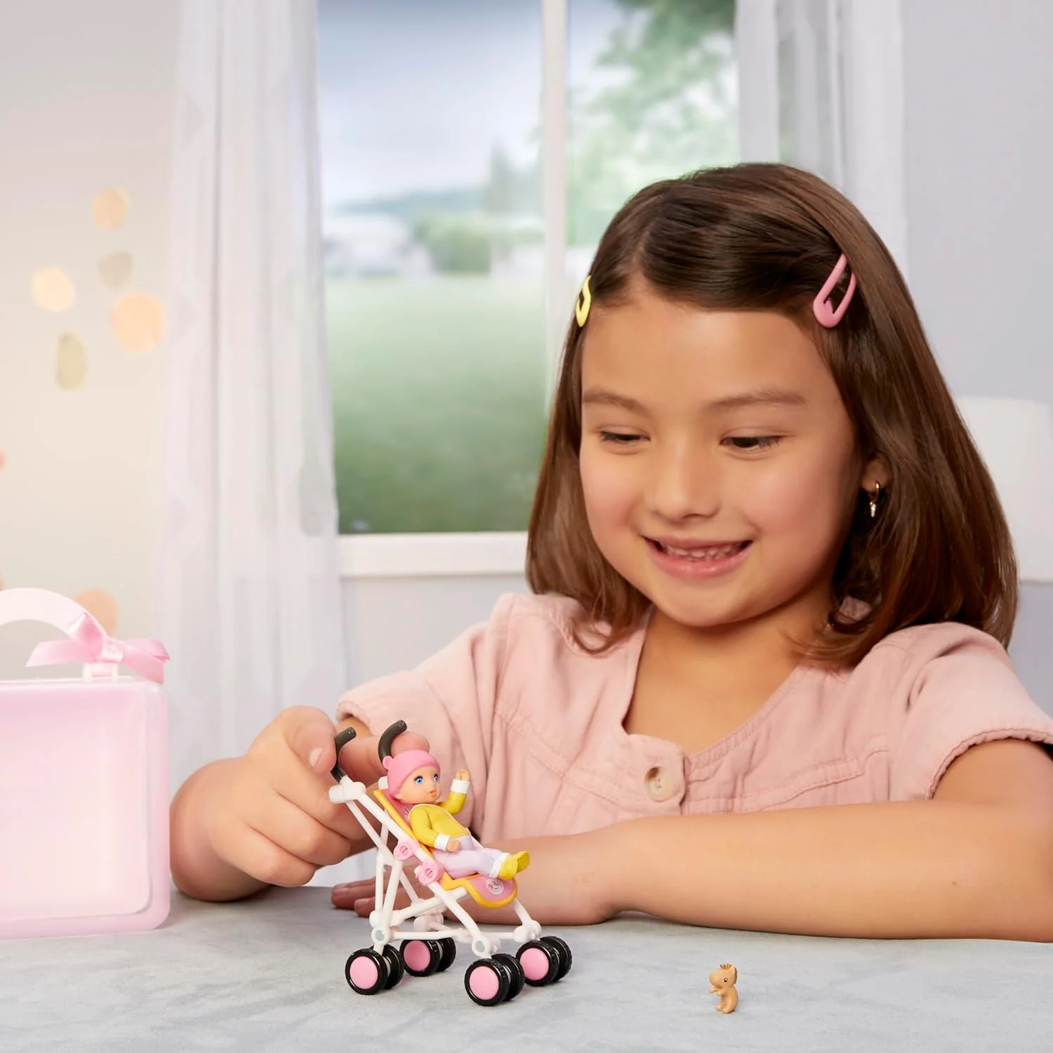 مجموعه بازی بیبی بورن مینیس - عروسک با پوست روشن و چشمان آبی، کالسکه و اسباب بازی حیوانات، شامل کیف حمل قابل استفاده مجدد برای بازی در حال حرکت