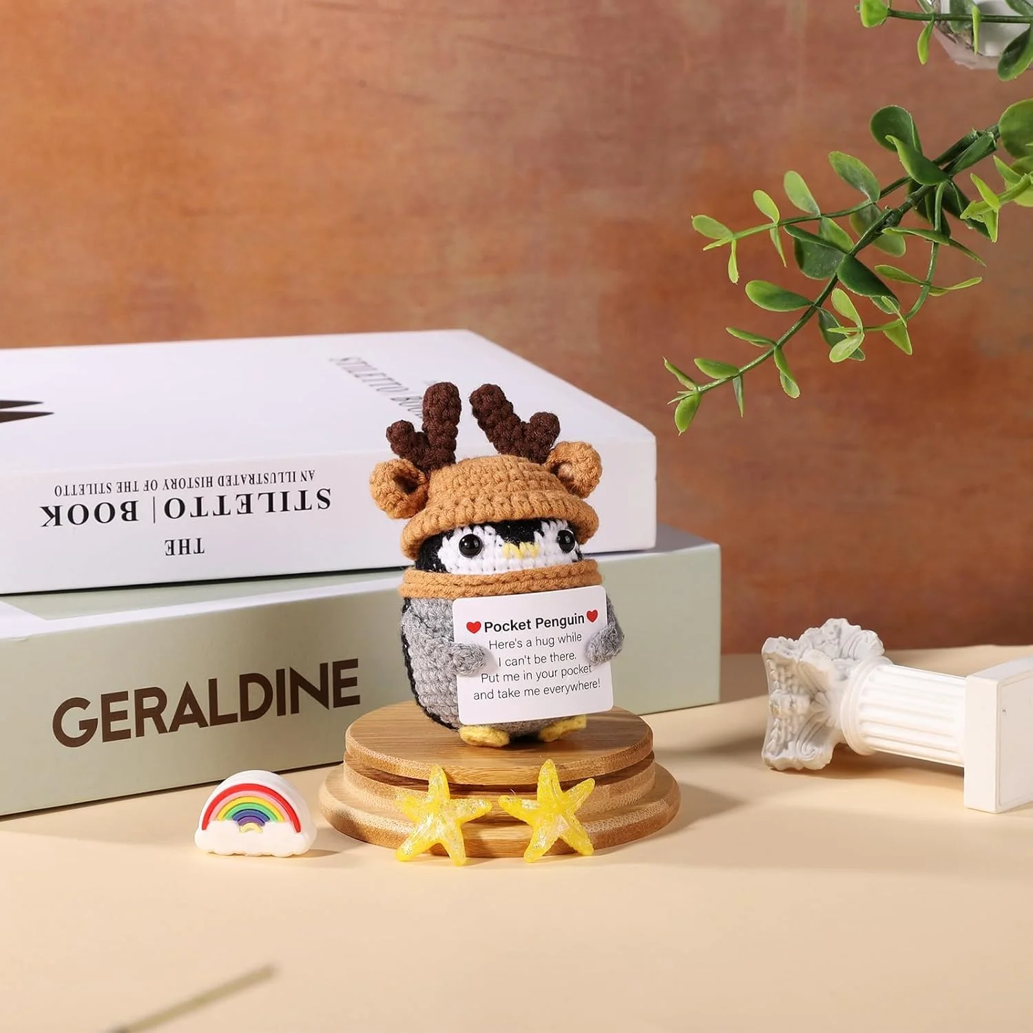 عروسک پنگوئن جیبی مثبت، اسباب بازی پنگوئن بافتنی خنده دار با کارت مثبت، حیوان قلاب بافی پشمی بامزه با کلاه شاخ گوزن، هدیه تشویق برای دوستان و دکوراسیون دلگرم کننده