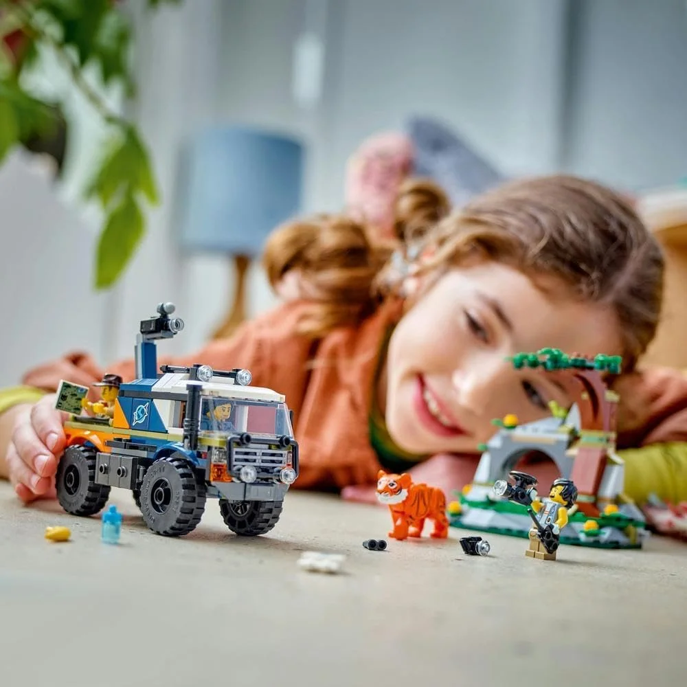 لگو سیتی کامیون آفرود جنگل، اسباب بازی ساختنی برای پسران، دختران و کودکان 6 سال به بالا، ایده هدیه تولد سرگرم کننده، وسیله نقلیه آفرود با 3 مینی فیگور ماجراجو و یک فیگور حیوان ببر 60426