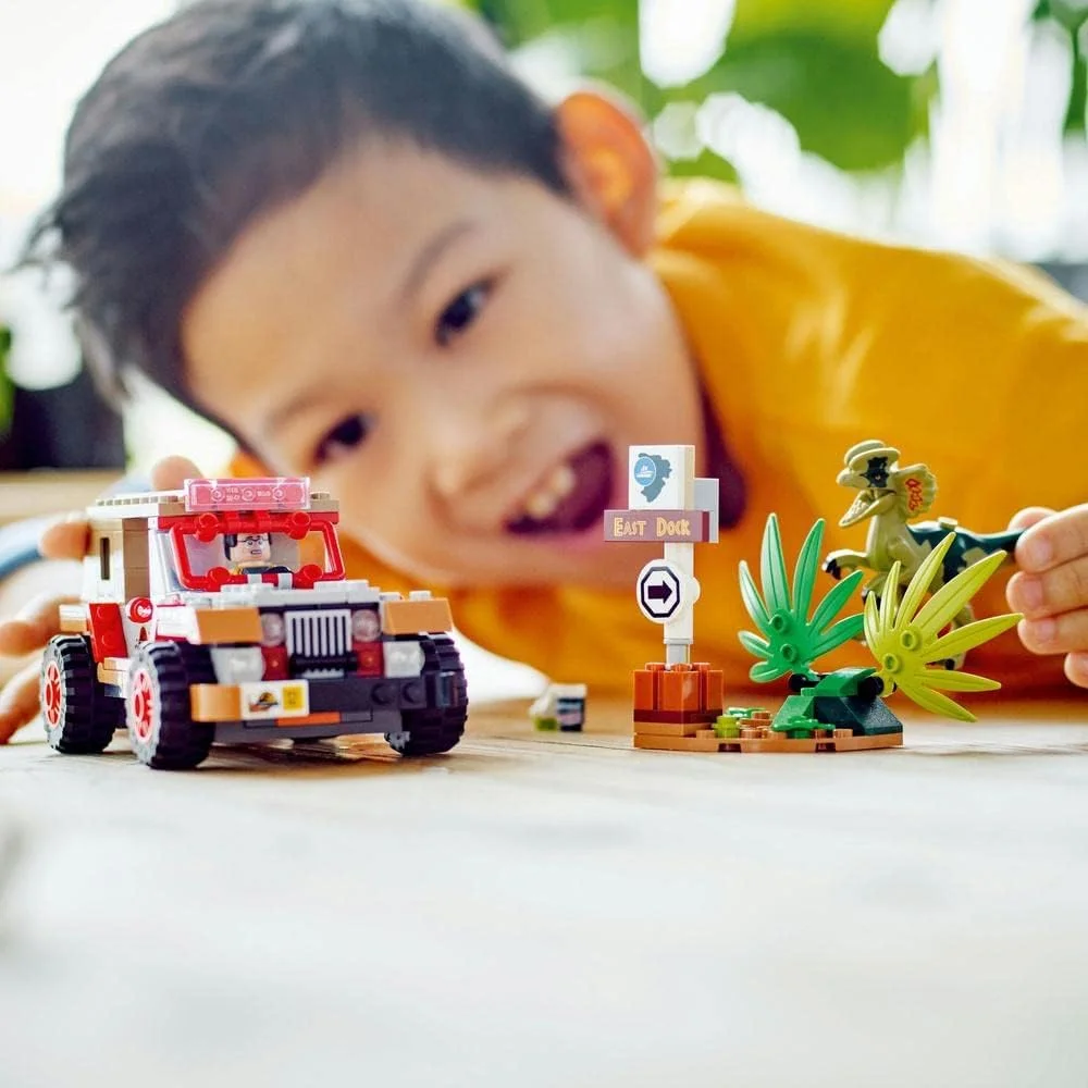 لگو 76958 دنیای ژوراسیک کمین دیلوفوسوروس، اسباب بازی دایناسور برای پسران، دختران و کودکان 6 سال به بالا، به همراه فیگور دینو و ماشین جیپ، مجموعه سی امین سالگرد