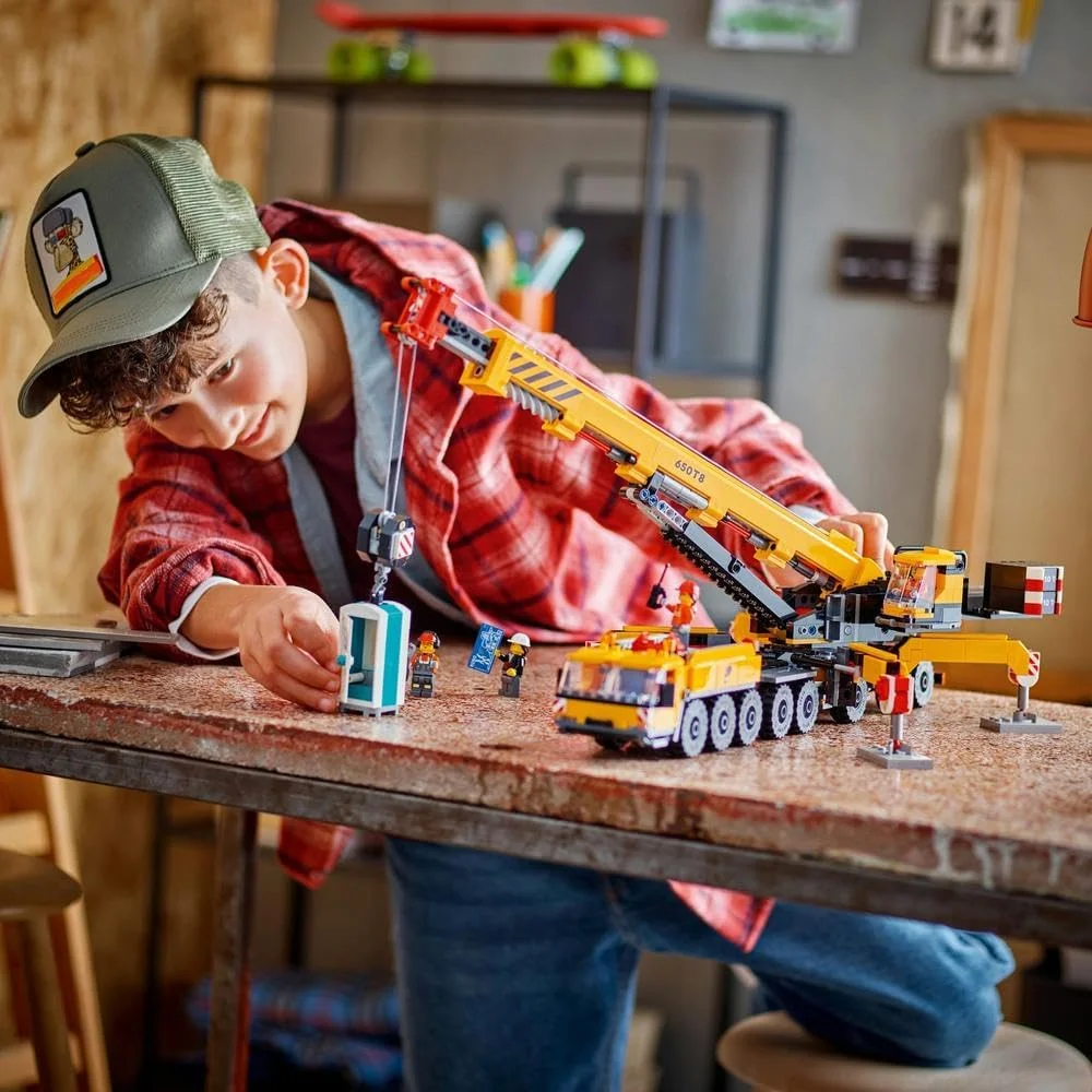 لگو سیتی، جرثقیل ساختمانی موبایل زرد رنگ، مجموعه ساختنی وسایل نقلیه برای پسران و دختران 9 سال به بالا، بوم بلند قابل گسترش و 4 مینی فیگور کارگر برای ایفای نقش، هدیه خلاقانه برای کودکان 60409