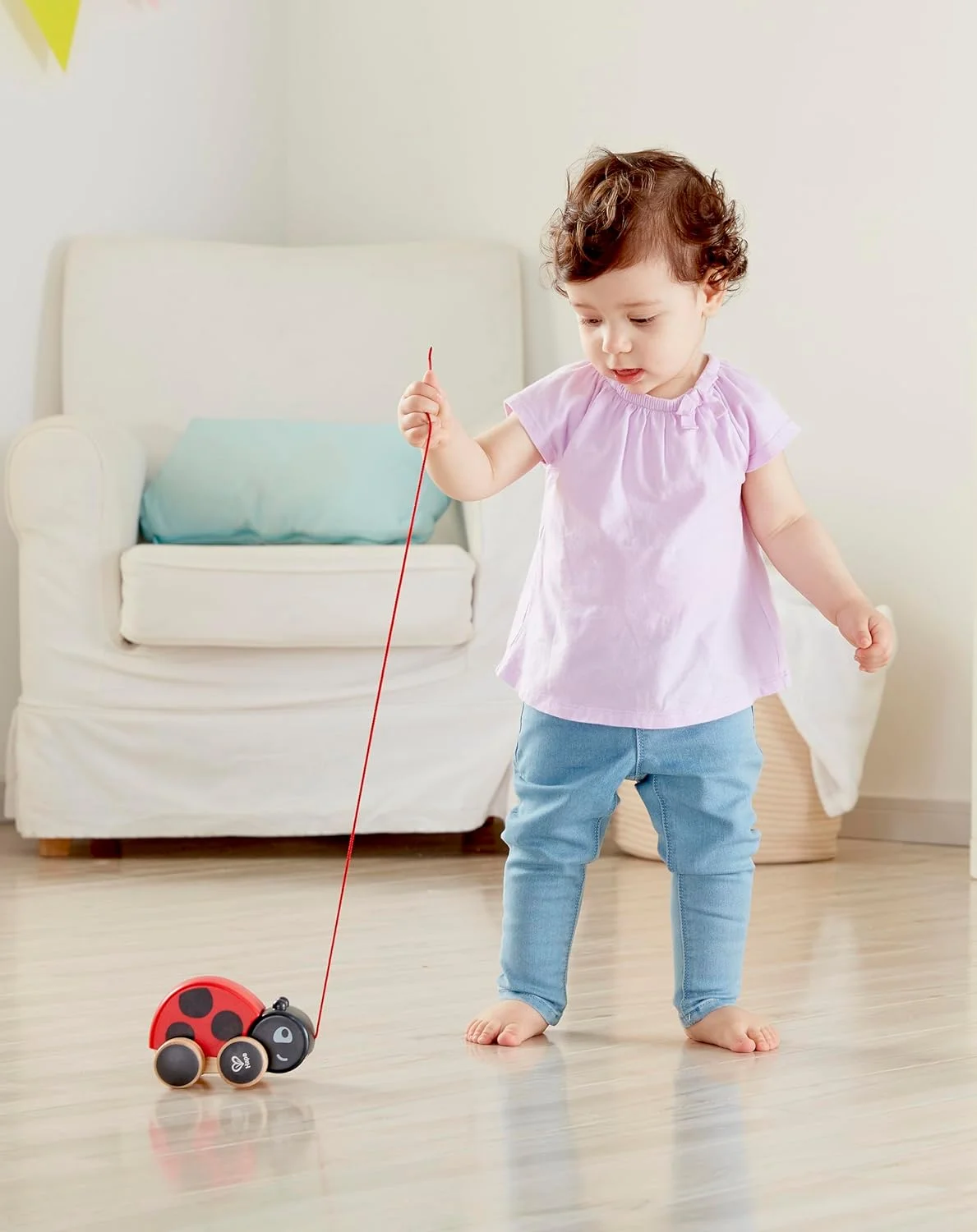 اسباب بازی کشیدنی کفشدوزک Hape برای کودکان نوپا | اسباب بازی چوبی هل دادنی و کشیدنی حیوانات با بال های متحرک | اسباب بازی آموزشی تعاملی برای مهارت های حرکتی و بازی فعال | طراحی بادوام و روشن، مناسب برای 12+ ماه