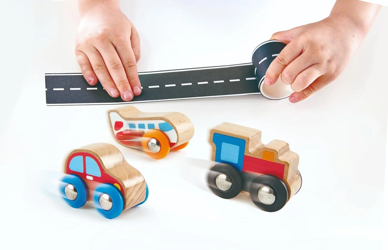 قطار چسبان و غلتان اسباب بازی Hape - اسباب بازی تعاملی چوبی هل دادنی | ماشین اسباب بازی برای کودکان نوپا | ایده آل به عنوان اسباب بازی مسافرتی | اسباب بازی آموزشی برای کودکان 2 سال به بالا