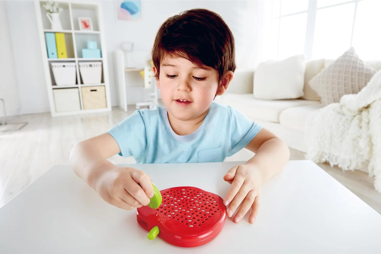 تخته طراحی مغناطیسی سیب Hape برای کودکان | قلم مغناطیسی و اسباب بازی آموزشی توپ فلزی | تخته یادگیری خلاقانه به شکل میوه برای کودکان نوپا | تقویت مهارت های حرکتی ظریف و تخیل | اسباب بازی های مسافرتی 3 سال به بالا