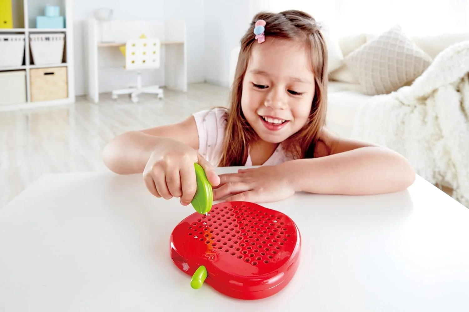 تخته طراحی مغناطیسی سیب Hape برای کودکان | قلم مغناطیسی و اسباب بازی آموزشی توپ فلزی | تخته یادگیری خلاقانه به شکل میوه برای کودکان نوپا | تقویت مهارت های حرکتی ظریف و تخیل | اسباب بازی های مسافرتی 3 سال به بالا