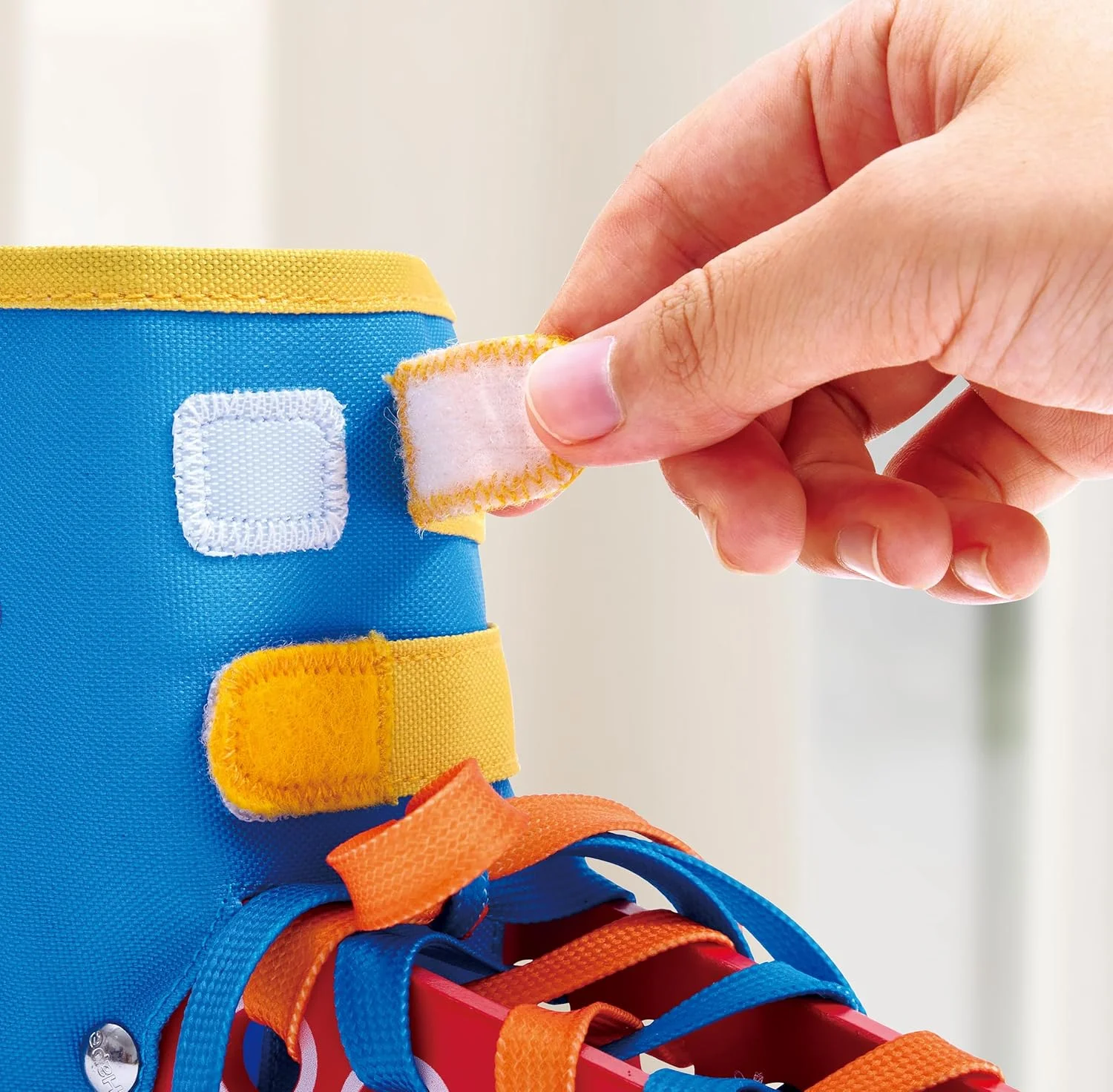 کفش بنددار آموزشی Hape - اسباب بازی آموزشی گره زدن بند کفش - تمرین بستن بند کفش برای کودکان، اسباب بازی های رشدی برای کودکان پیش دبستانی و نوپا، اسباب بازی های یادگیری