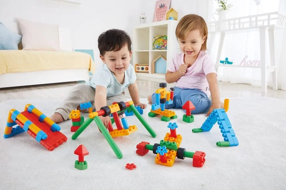 مجموعه زمین بازی ماجراجویی PolyM Hape | مجموعه اسباب بازی آجری ساختمانی 110 تکه ای با فیگورها و لوازم جانبی