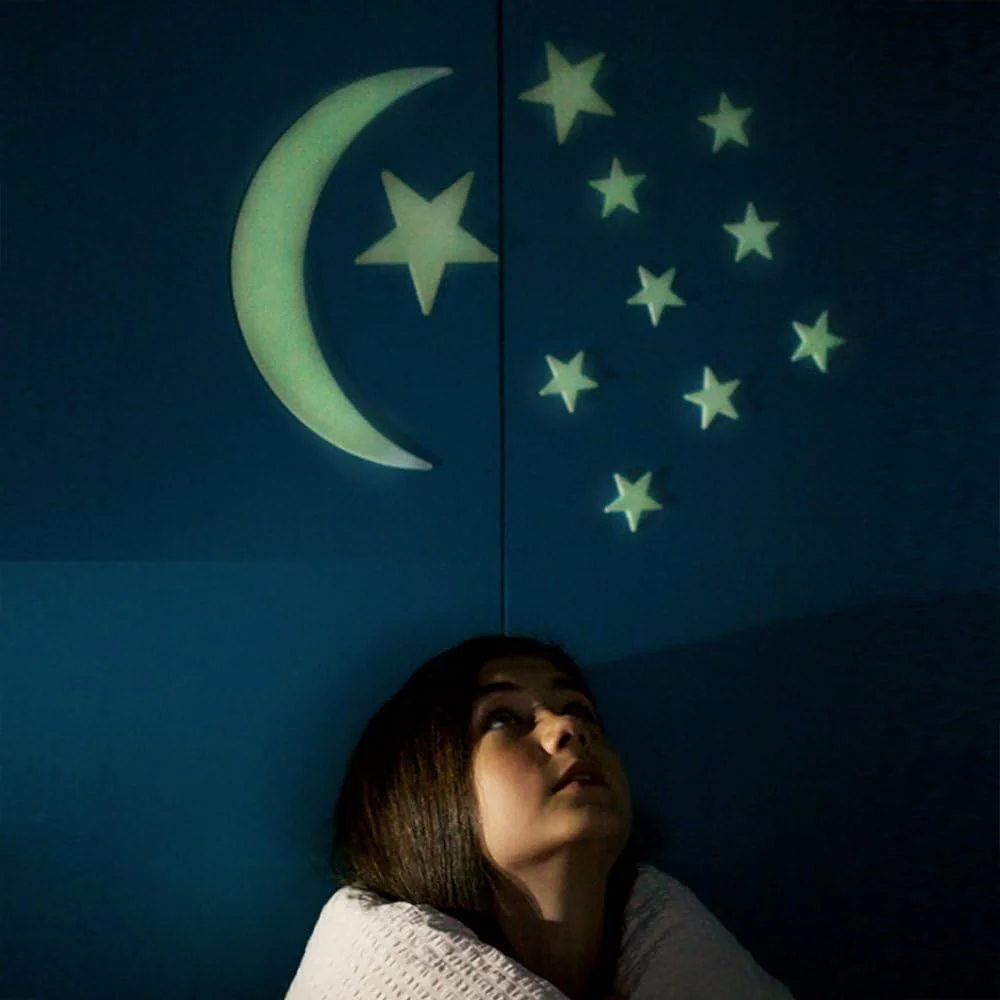 ست ۱۰۰ عددی ستاره های شب تاب 4M - برای تزئین دیوار و سقف اتاق کودکان - استیکرهای آسمان شب درخشان - نور ملایم برای سنین 3 سال به بالا